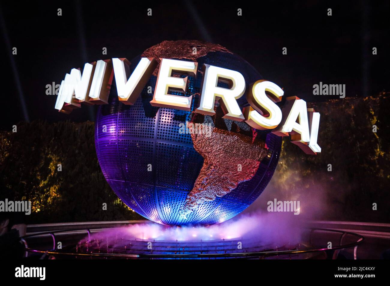 Globe colorato vicino all'ingresso del parco divertimenti Universal Studio Japan Foto Stock