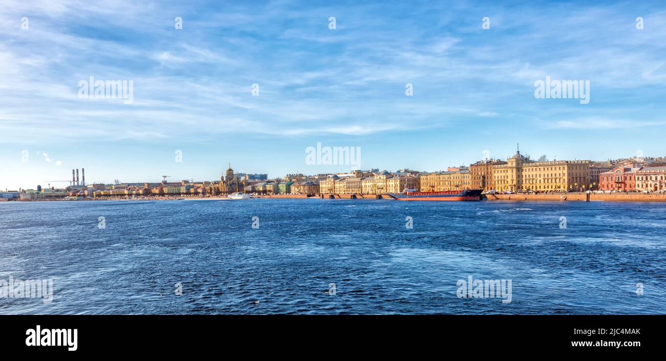 Panorama del tenente argine Schmidt dal fiume Neva a San Pietroburgo il 20 marzo 2022 Foto Stock