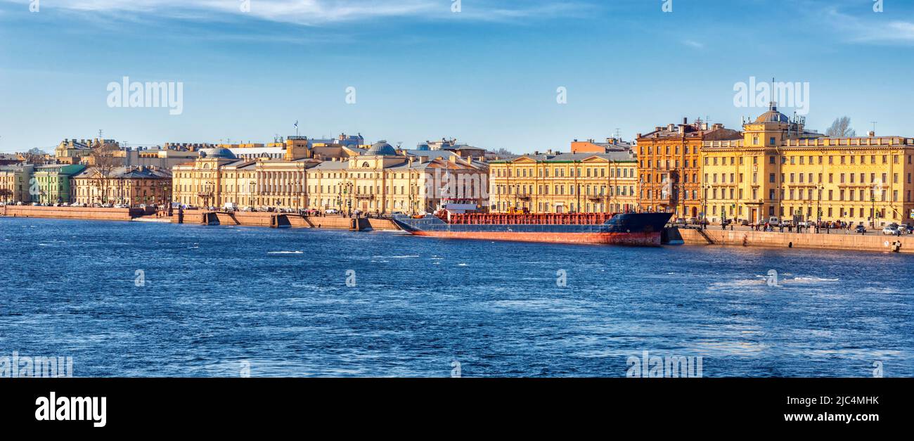 Tenente Schmidt Embankment dal fiume Neva a San Pietroburgo Foto Stock