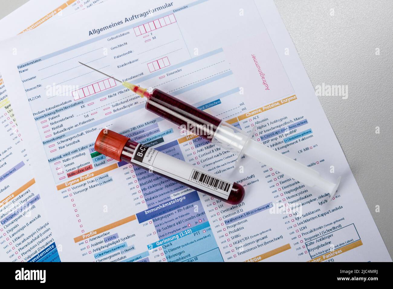sonda del sangue e modulo di richiesta per l'analisi in laboratorio Foto Stock