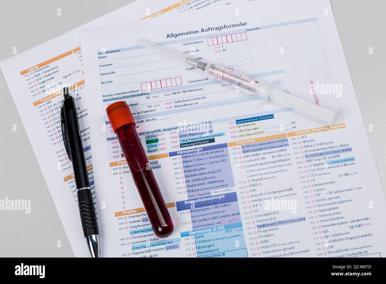 sonda del sangue e modulo di richiesta per l'analisi in laboratorio Foto Stock