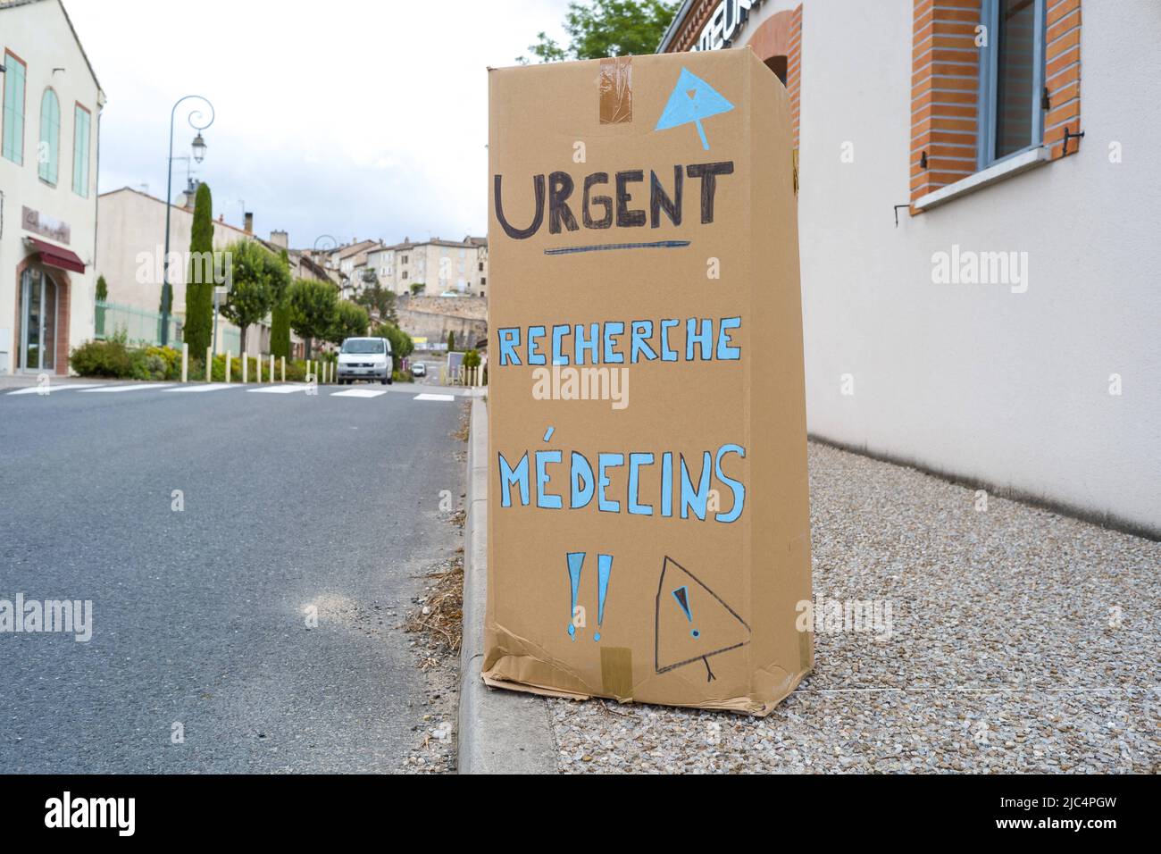 Un cartello a castelnau de montmiral. Sulla strada da Gaillac a Puycelsi, ricerca urgente Medici! Presidente della Repubblica, è andato a Gaillac e Puycelsi nel Tarn per parlare di 'sicurezza quotidiana'. Francia, Puycelsi, 9 giugno 2022. Foto di Patricia Huchot-Boissier/ABACAPRESS.COM Foto Stock