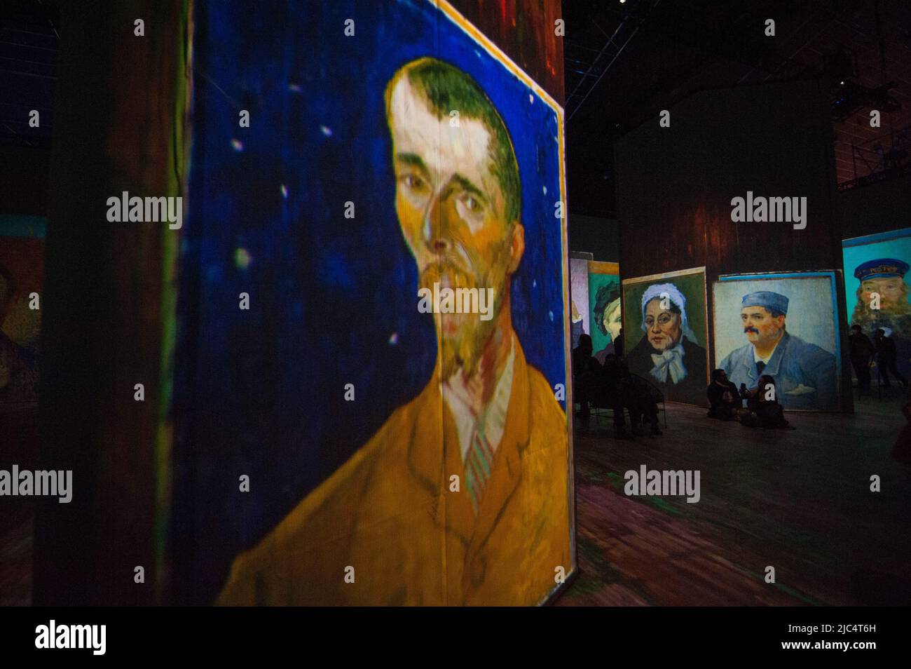 Le persone prendono parte alla coinvolgente mostra dell'esperienza "Beyond Van Gogh" di Vincent Van Gogh, che raccoglie le sue opere d'arte più importanti, a Bogo Foto Stock