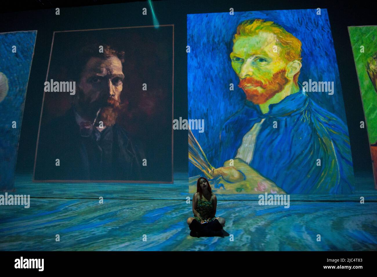 Le persone prendono parte alla coinvolgente mostra dell'esperienza "Beyond Van Gogh" di Vincent Van Gogh, che raccoglie le sue opere d'arte più importanti, a Bogo Foto Stock