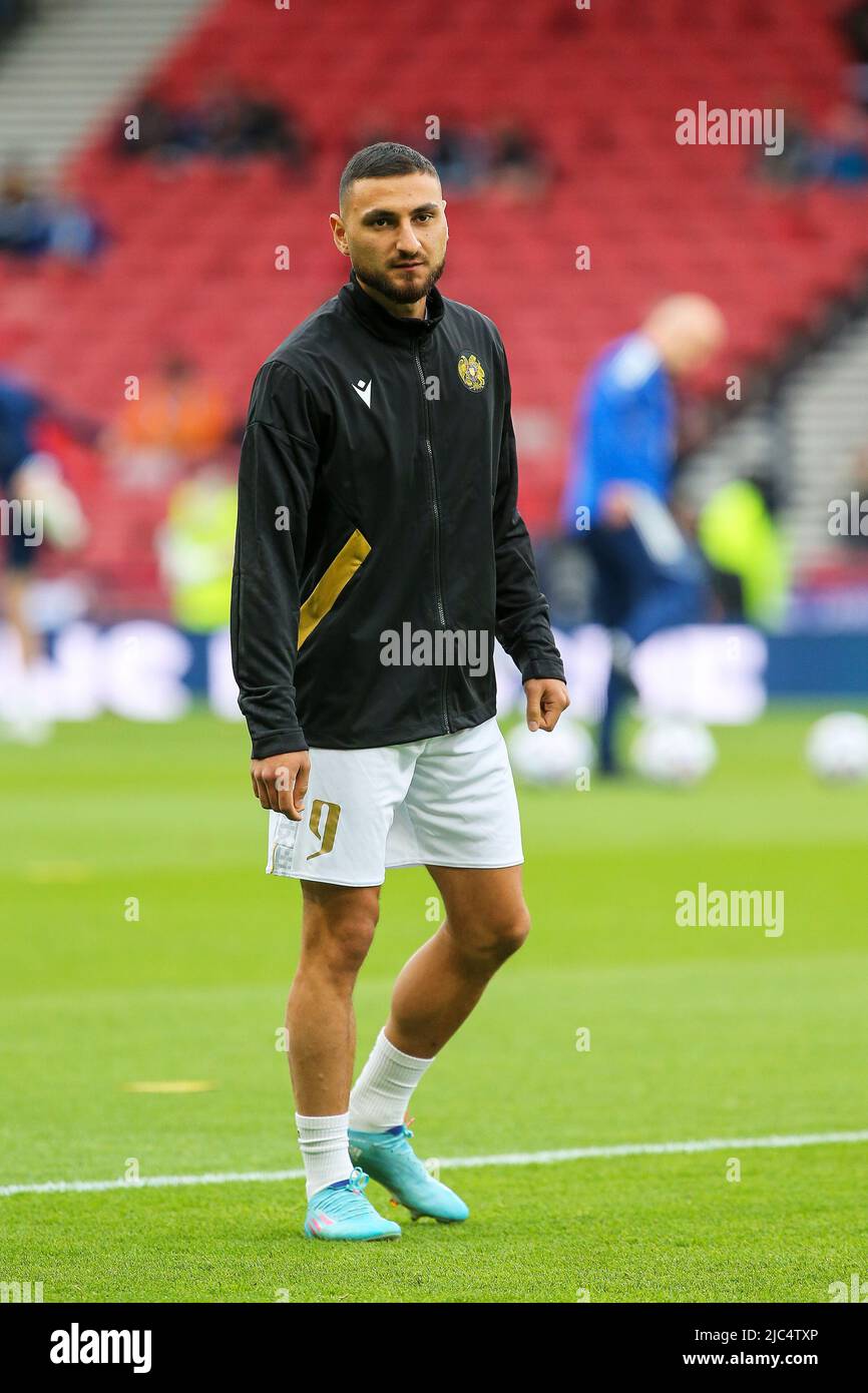 Edgar Babayan, calciatore professionista, gioca per la squadra ufficiale di calcio armena, allenati a Hampden Park, Glasgow, Scozia Foto Stock