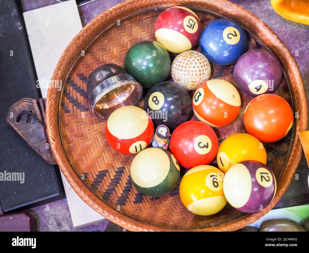 Vecchie e diverse palle da biliardo o da biliardo in vendita presso un mercato delle pulci nella città vecchia di Jaffa Foto Stock