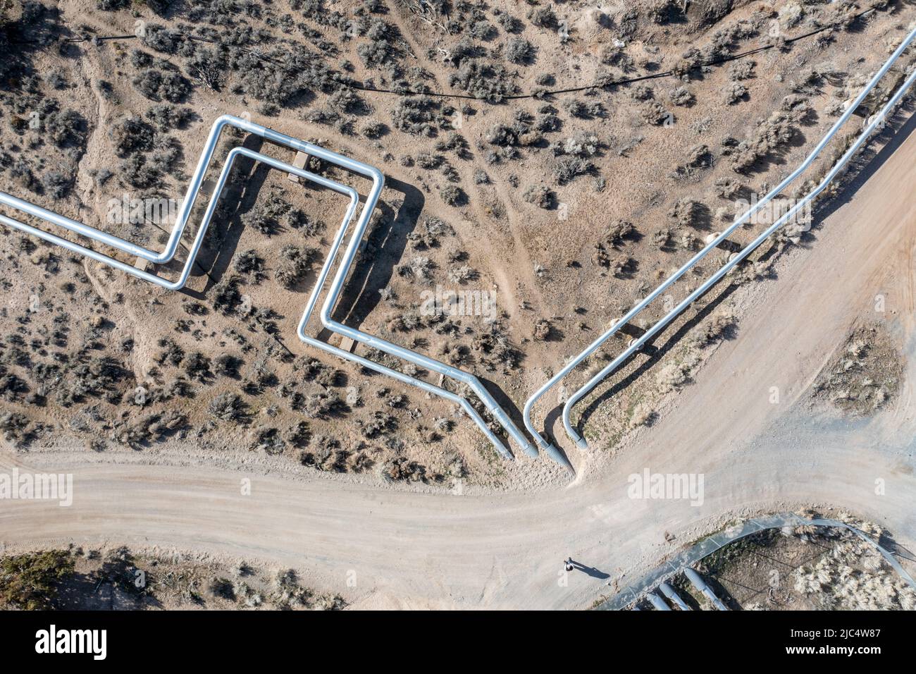 Tubazioni a vapore con circuiti di espansione termica che alimentano lo stabilimento geotermico Blundell vicino a Milford, Utah. Foto Stock