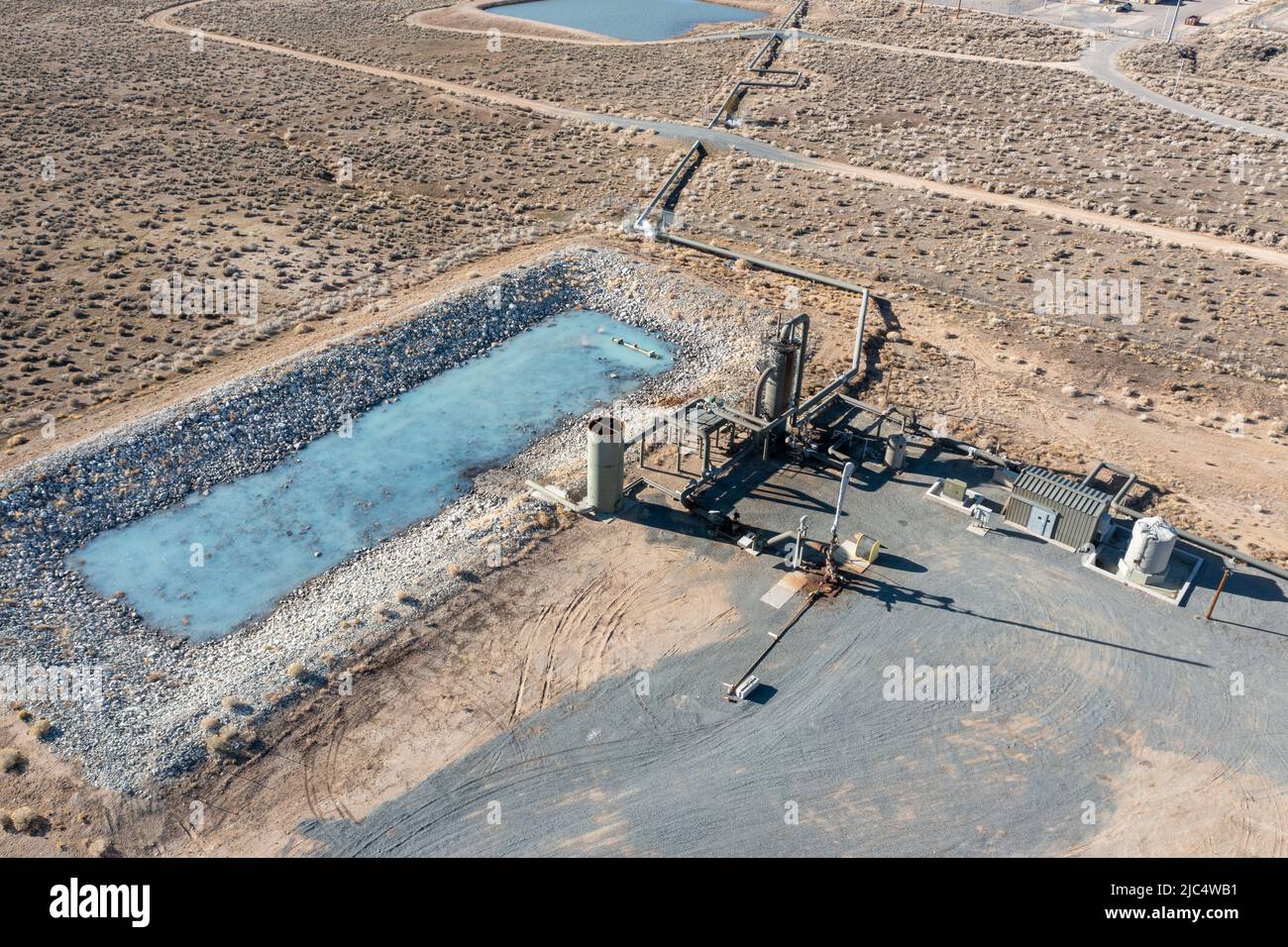 Un pozzo di produzione geotermica per la centrale elettrica geotermica Blundell vicino a Milford, Utah. Questo pozzetto fornisce vapore a 400 gradi e acqua calda dal profondo Foto Stock