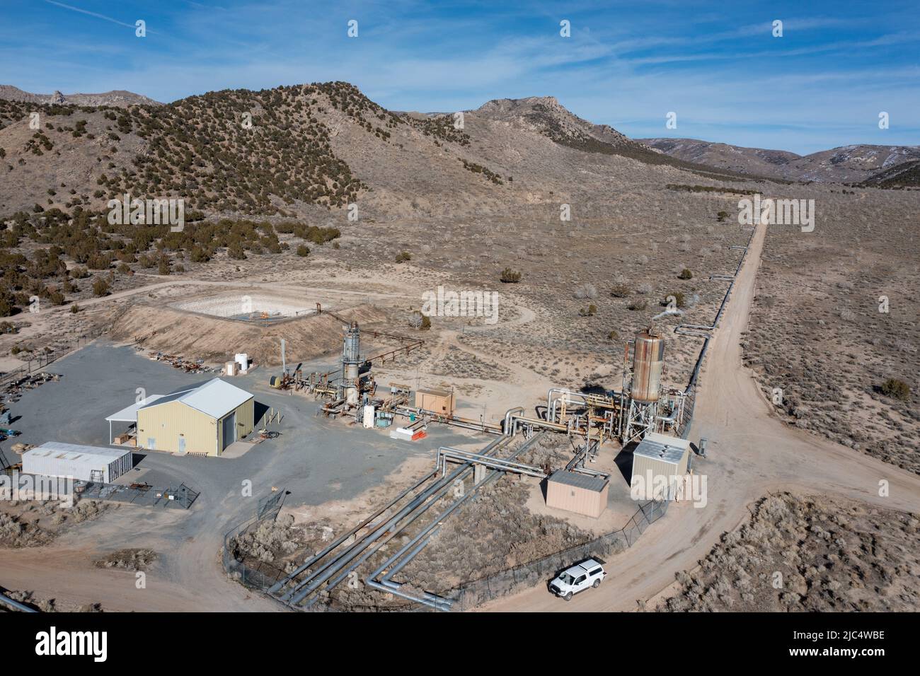 Vista aerea di un pozzo di produzione e tubazioni per un pozzo di iniezione di ritorno presso la centrale elettrica geotermica di Blundell vicino a Milford, Utah. Foto Stock