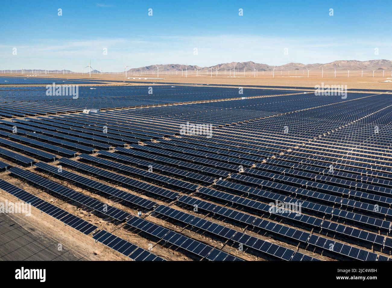 Tre fonti di energia rinnovabile - solare, eolico e biogas. L'Escalante Solar Project è un impianto fotovoltaico da 240 MW vicino a Milford, Utah. Dietro sono t Foto Stock