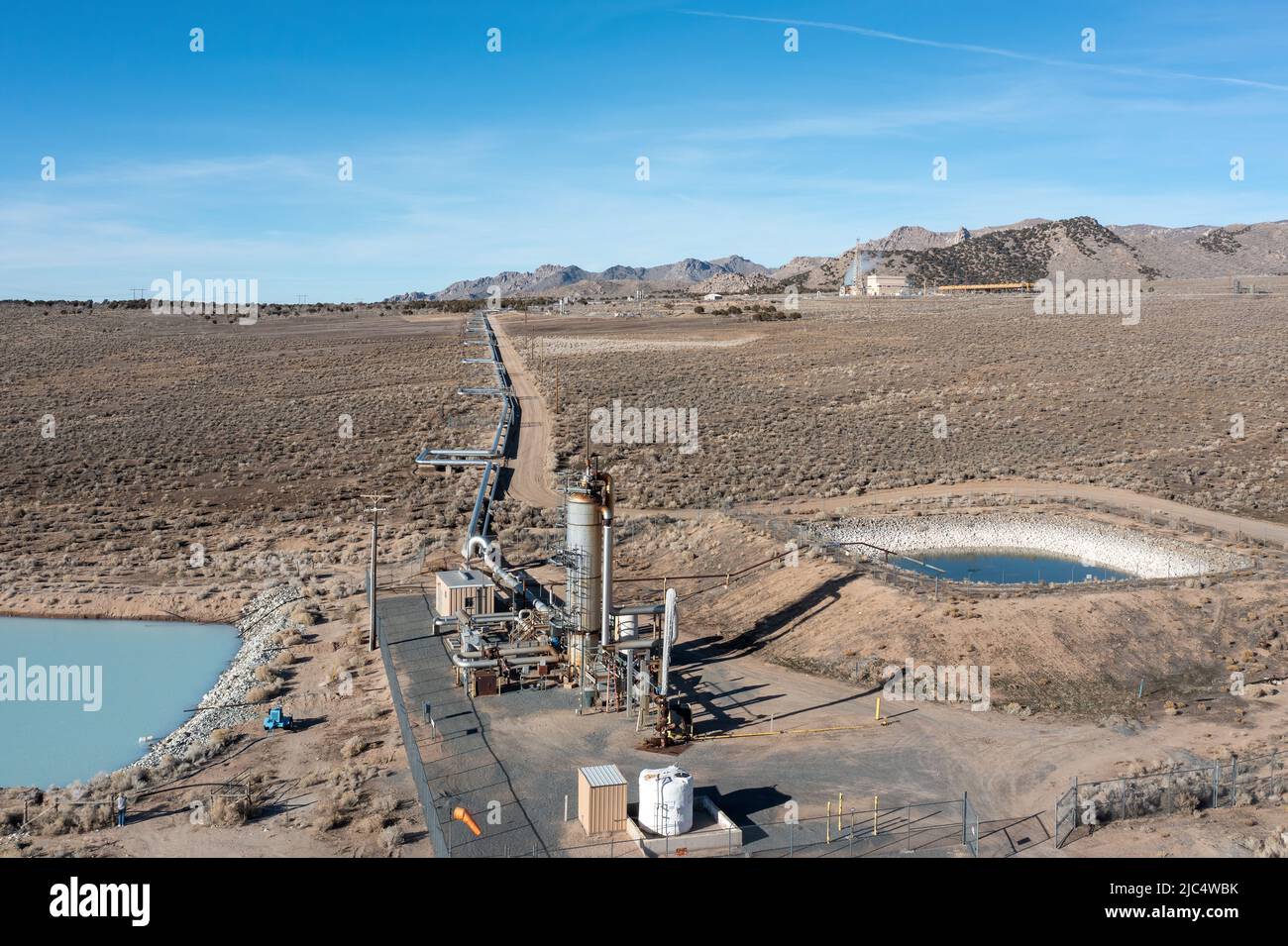 Un pozzo di produzione geotermica per la centrale elettrica geotermica Blundell vicino a Milford, Utah. Questo pozzetto fornisce vapore a 400 gradi e acqua calda dal profondo Foto Stock