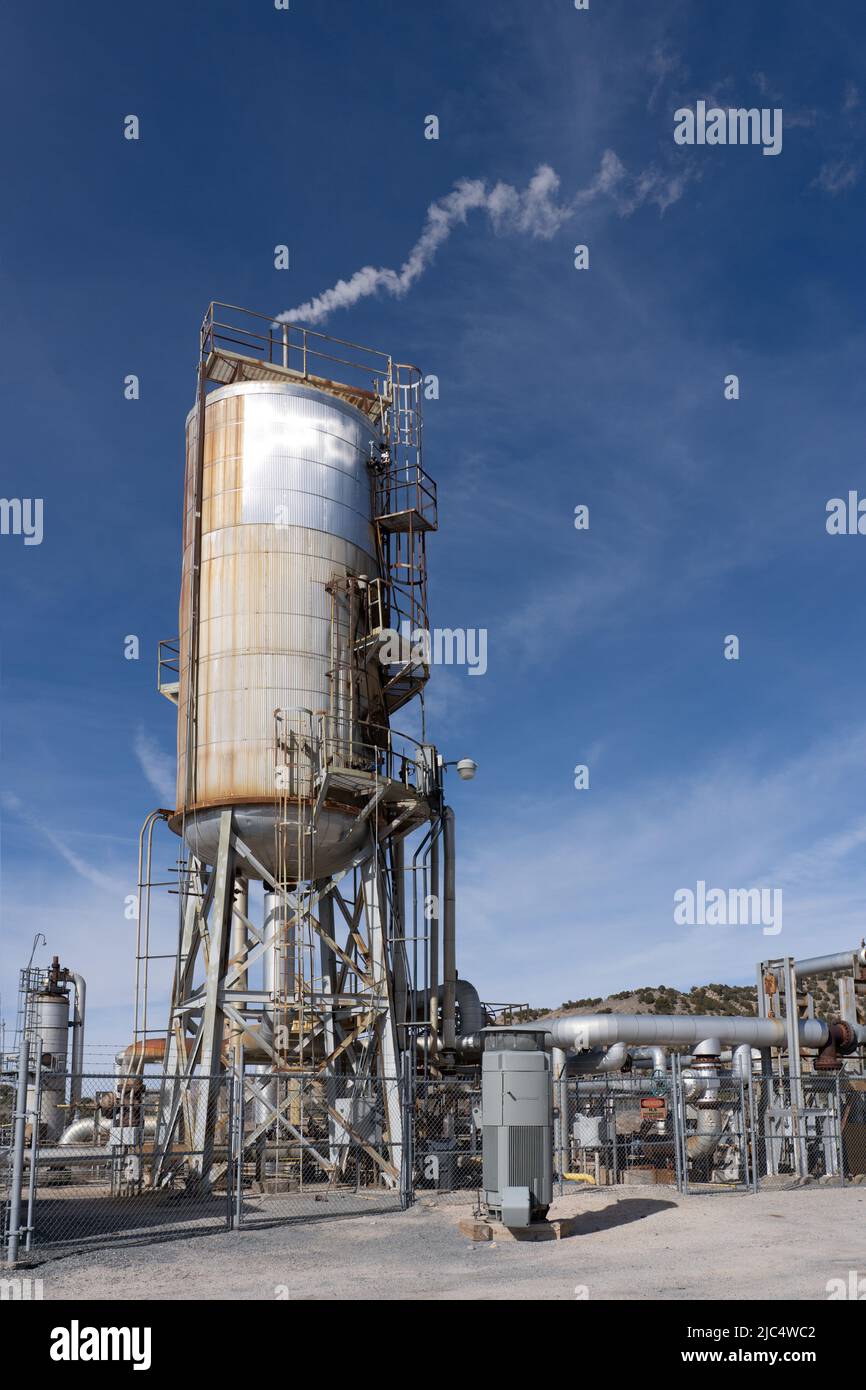 Un serbatoio di pompaggio sulla linea di ritorno del pozzetto di iniezione presso la centrale elettrica geotermica Blundell vicino a Milford, Utah. L'acqua raffreddata viene pompata nuovamente nella Th Foto Stock