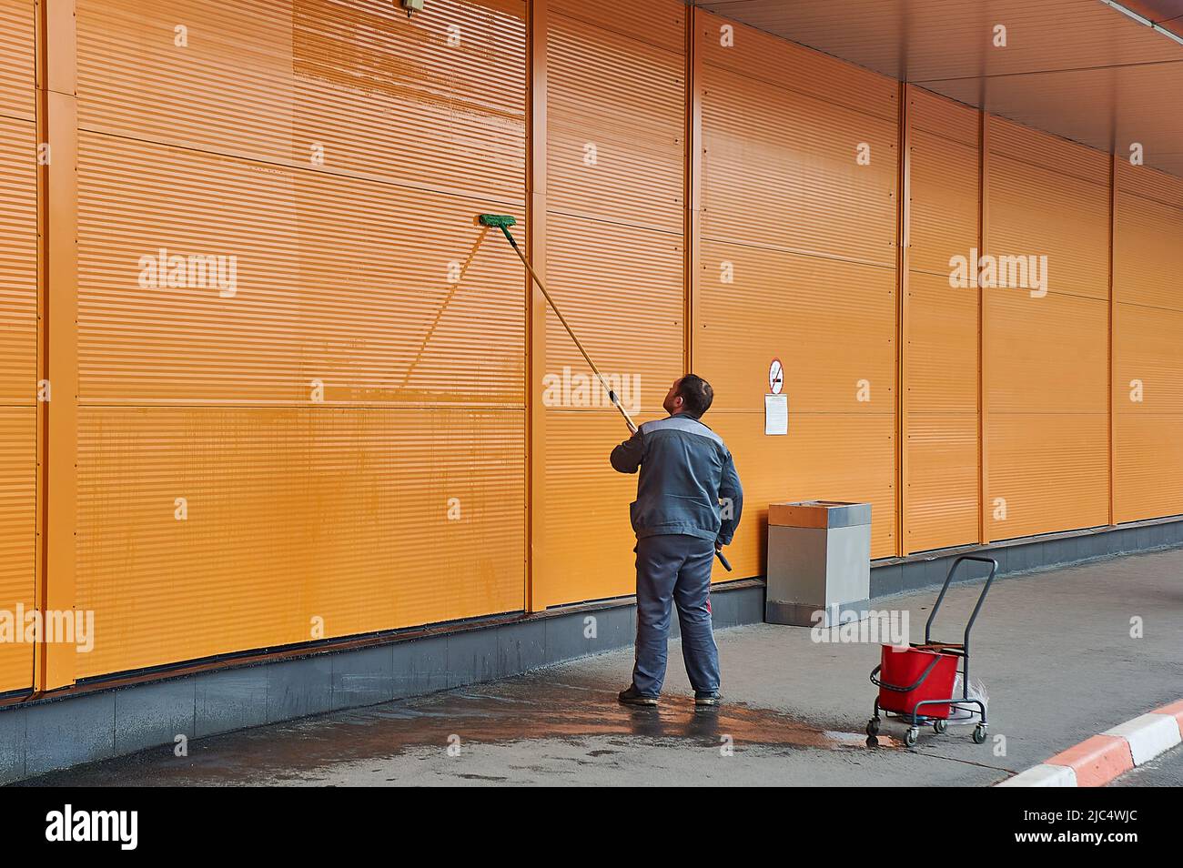 Pulizia delle pareti del centro commerciale amministrativo Foto Stock