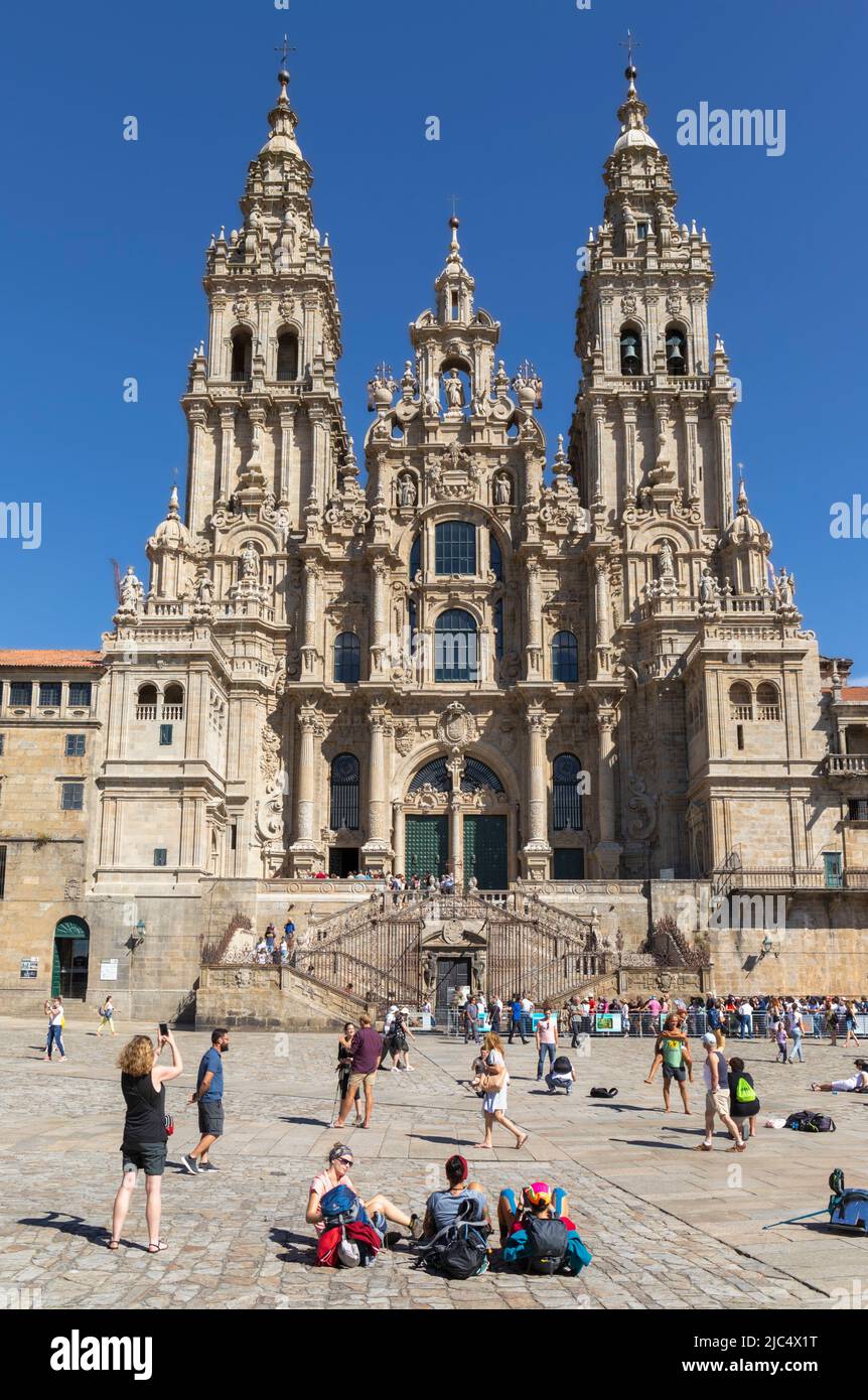 Pellegrini di fronte alla cattedrale di Santiago de Compostela visto attraverso la Piazza Obradoiro. Santiago de Compestela, provincia di Coruña, Galizia, S. Foto Stock