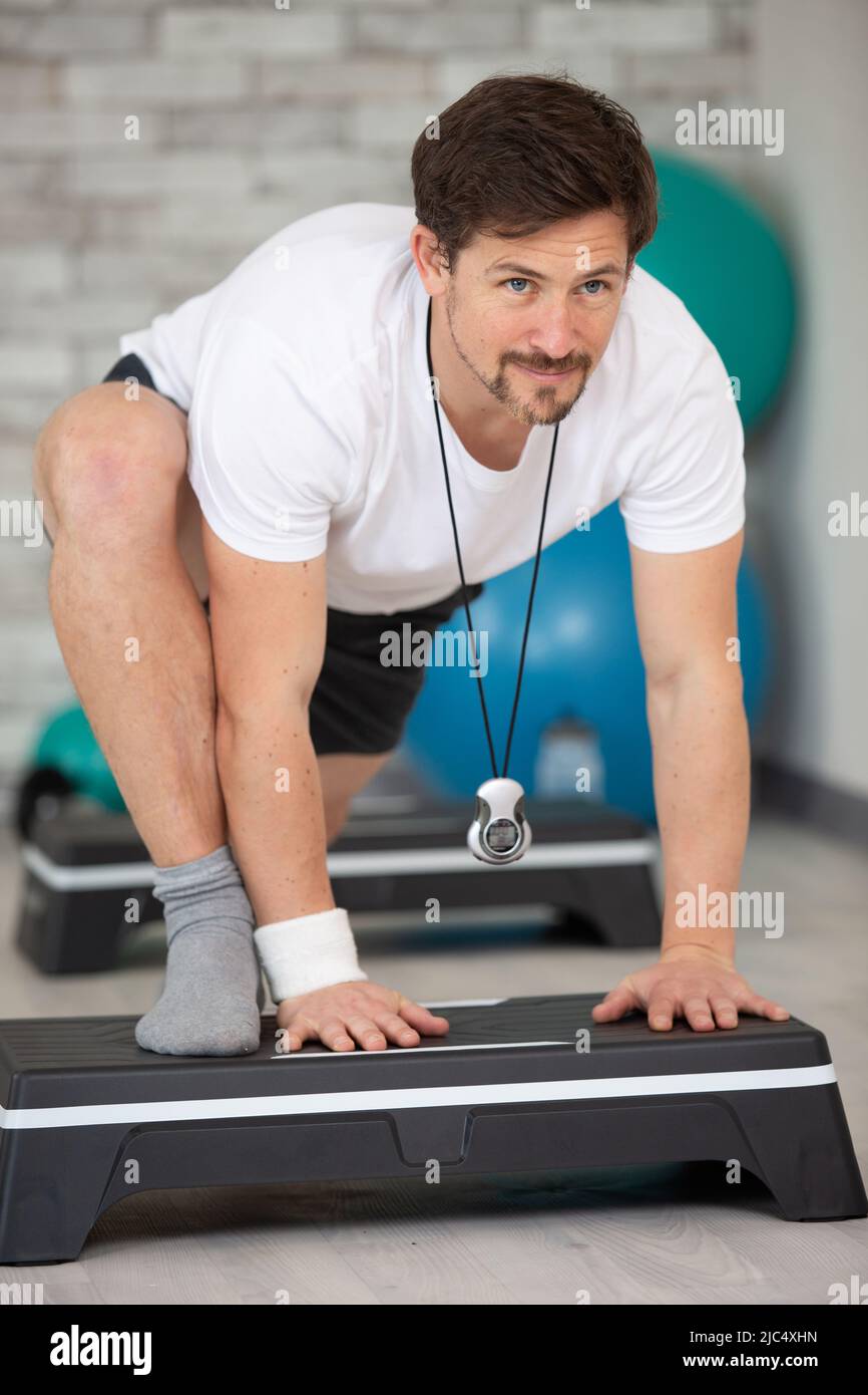 l'uomo che fa il passo in su salta nel randello di salute Foto Stock