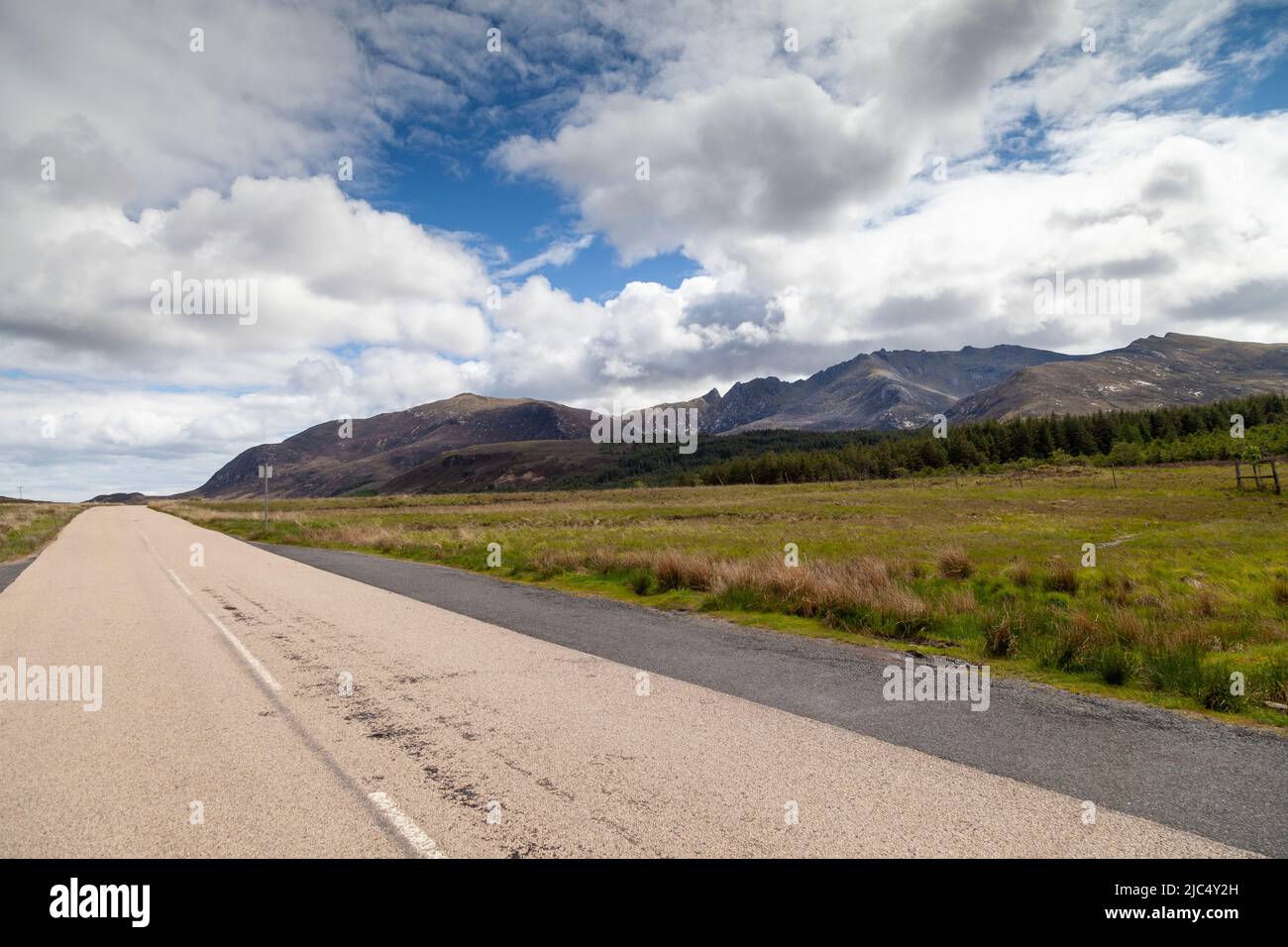 Il A841 sull'isola di Arran passando montagne rocciose nella gamma di Caisteal Abhail Foto Stock