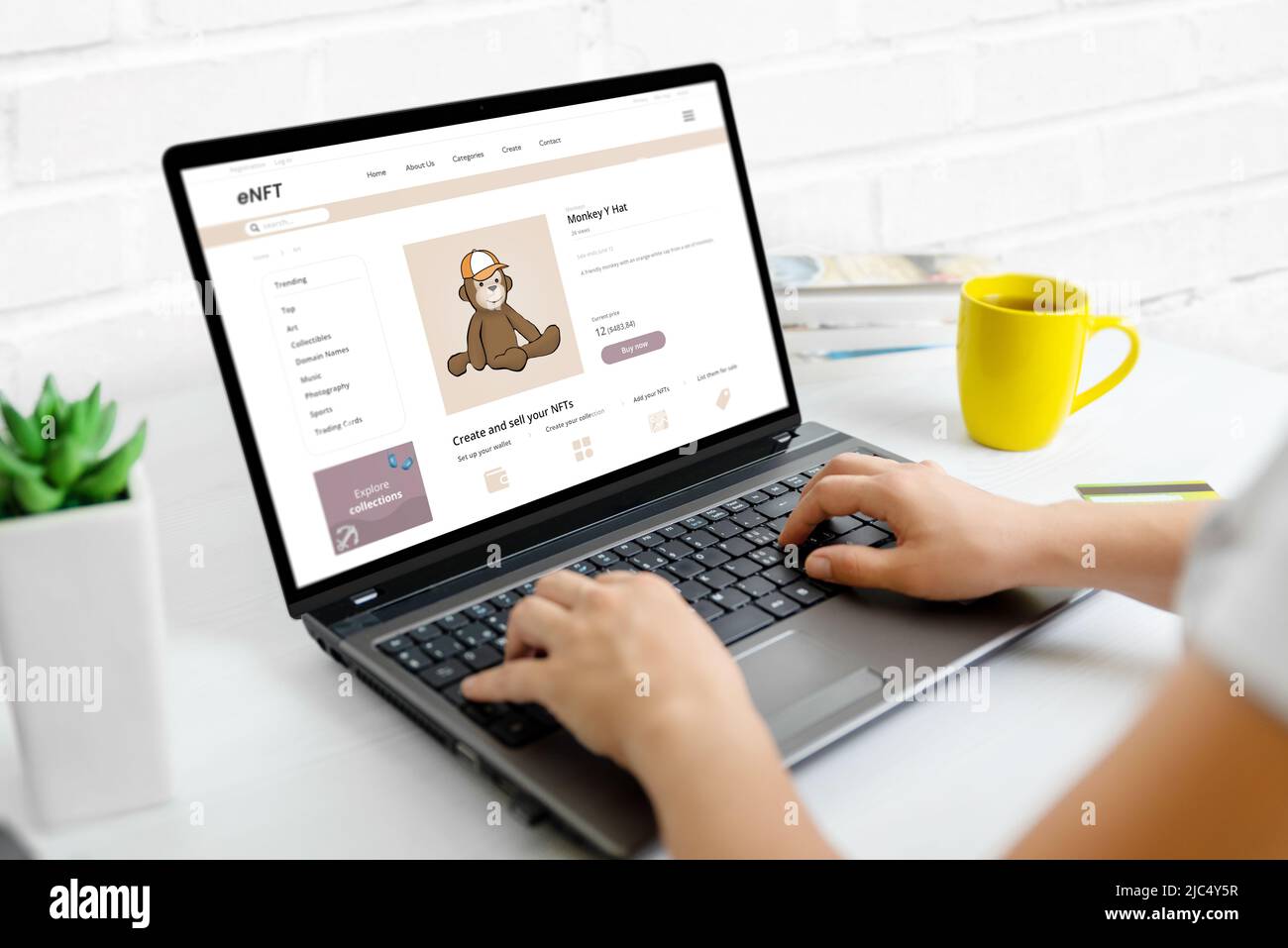 Acquistare arte NFT sul concetto di mercato web. Moderno sito web su laptop con trend NFT scimmia art. Non-fungibile token blockchain Foto Stock