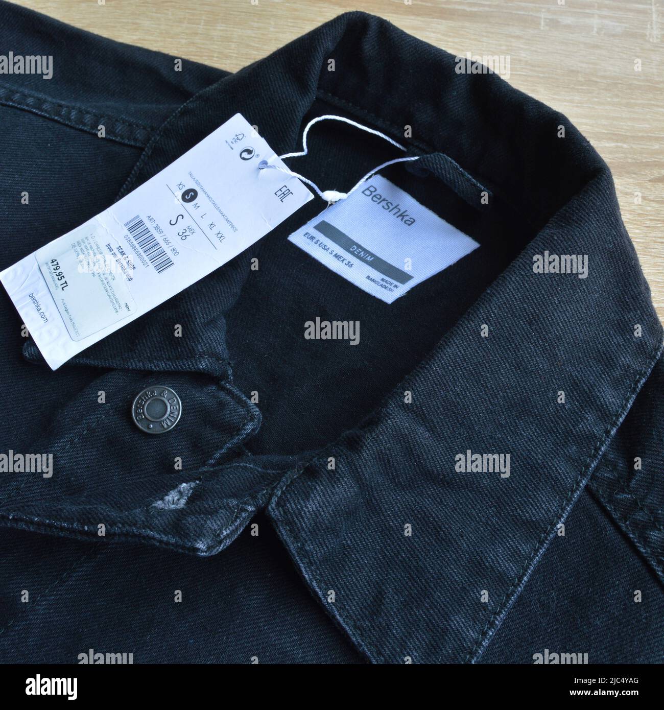 Bershka jeans nero giacca jeans denim cappotto e bianco vendita carta tag,  maggio 01 2022 Istanbul Maltepe Turchia Foto stock - Alamy