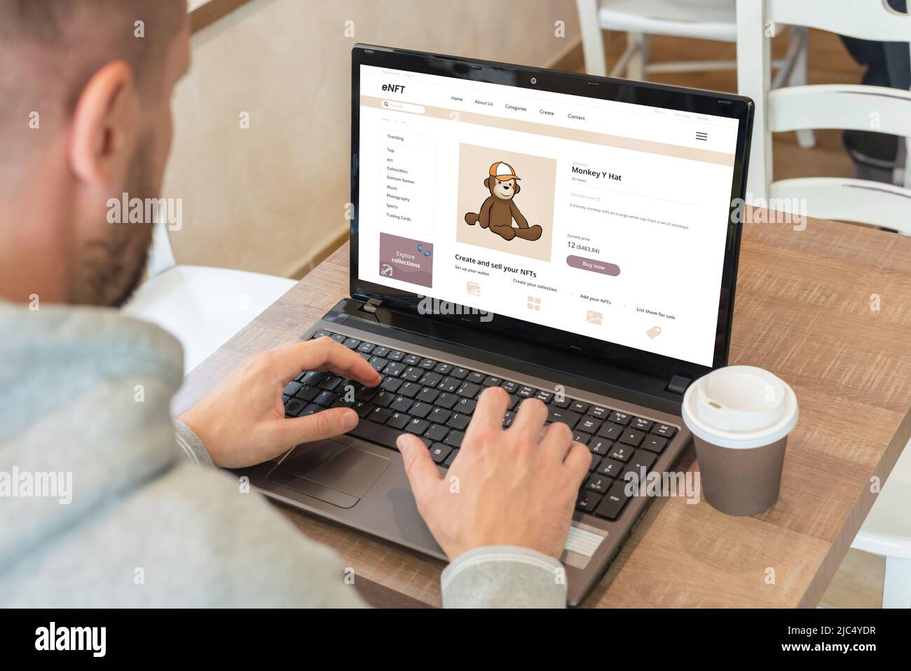 Guy acquista una scimmia NFT sul sito Web del mercato. Andamento del commercio con concetto di token non-fungibile Foto Stock