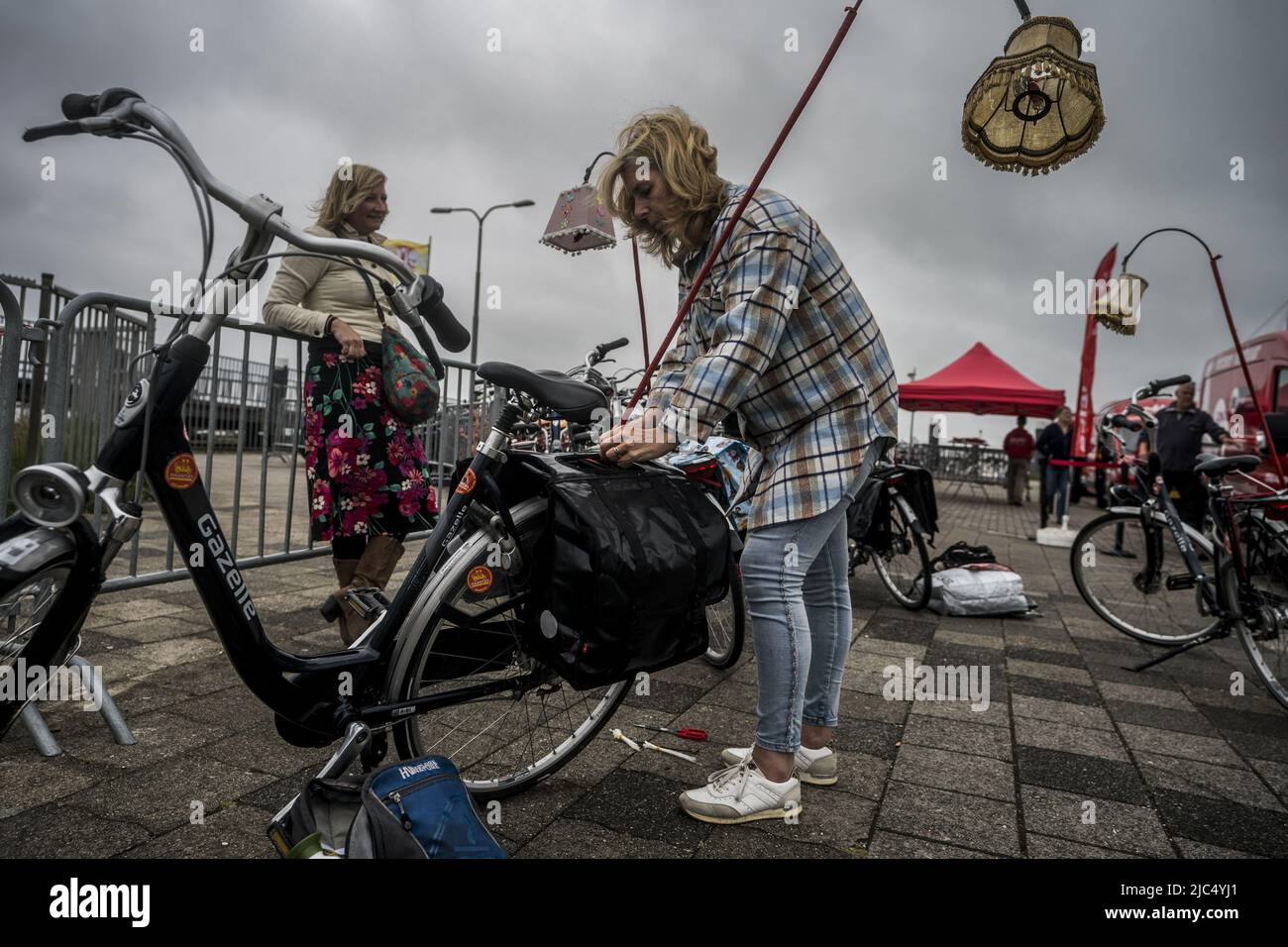 2022-06-10 09:32:56 TERSCHELLING - i visitatori arrivano il primo giorno del festival Oerol. L'evento culturale può essere riorganizzato dopo due edizioni annullate dalla corona. ANP SIESE VEENSTRA olanda OUT - belgio OUT Foto Stock