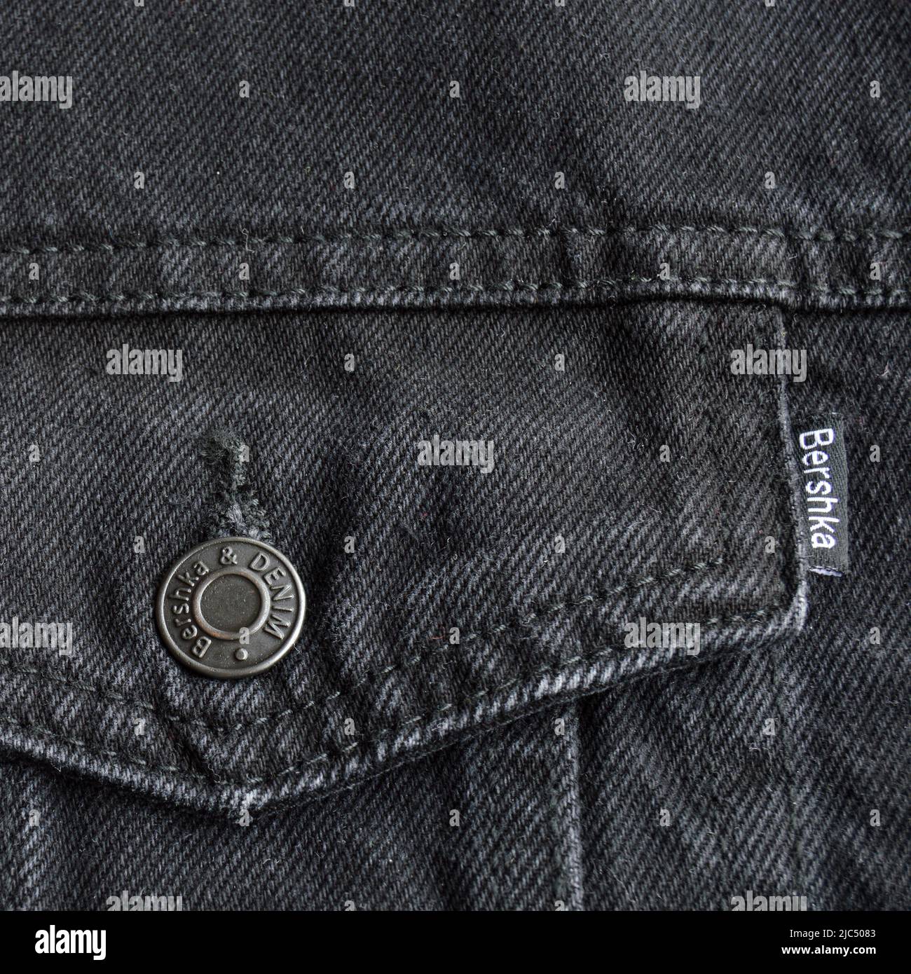 Bershka jeans nero giacca jeans denim cappotto, tasca e dettagli bottom,  tessuto jeans, maggio 01 2022 Istanbul Maltepe Turchia Foto stock - Alamy