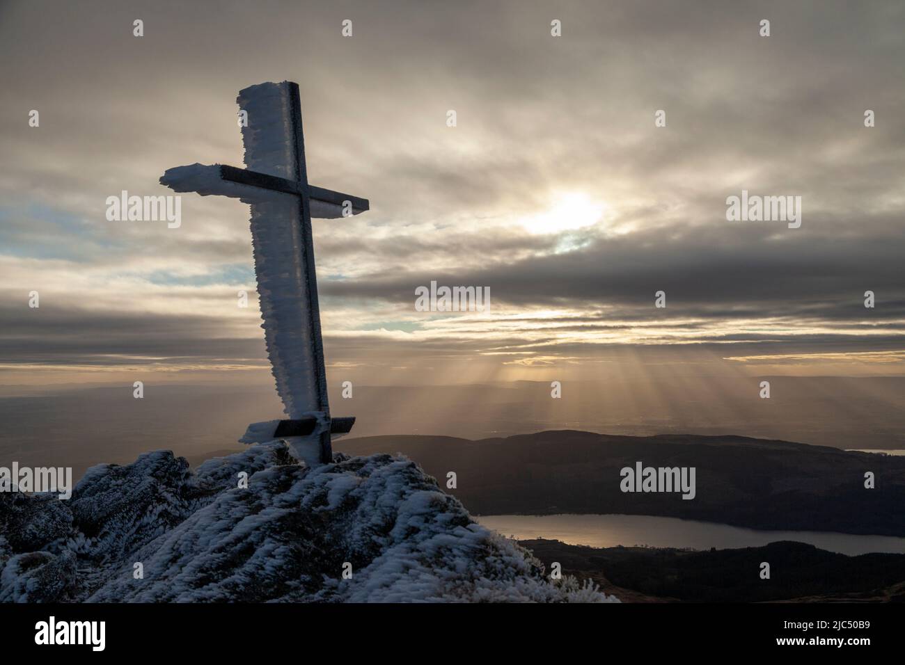 Il cielo si nasconde dietro un monumento alla Croce di ferro vicino alla cima del monte ben Ledi a Stirling, Scozia Foto Stock