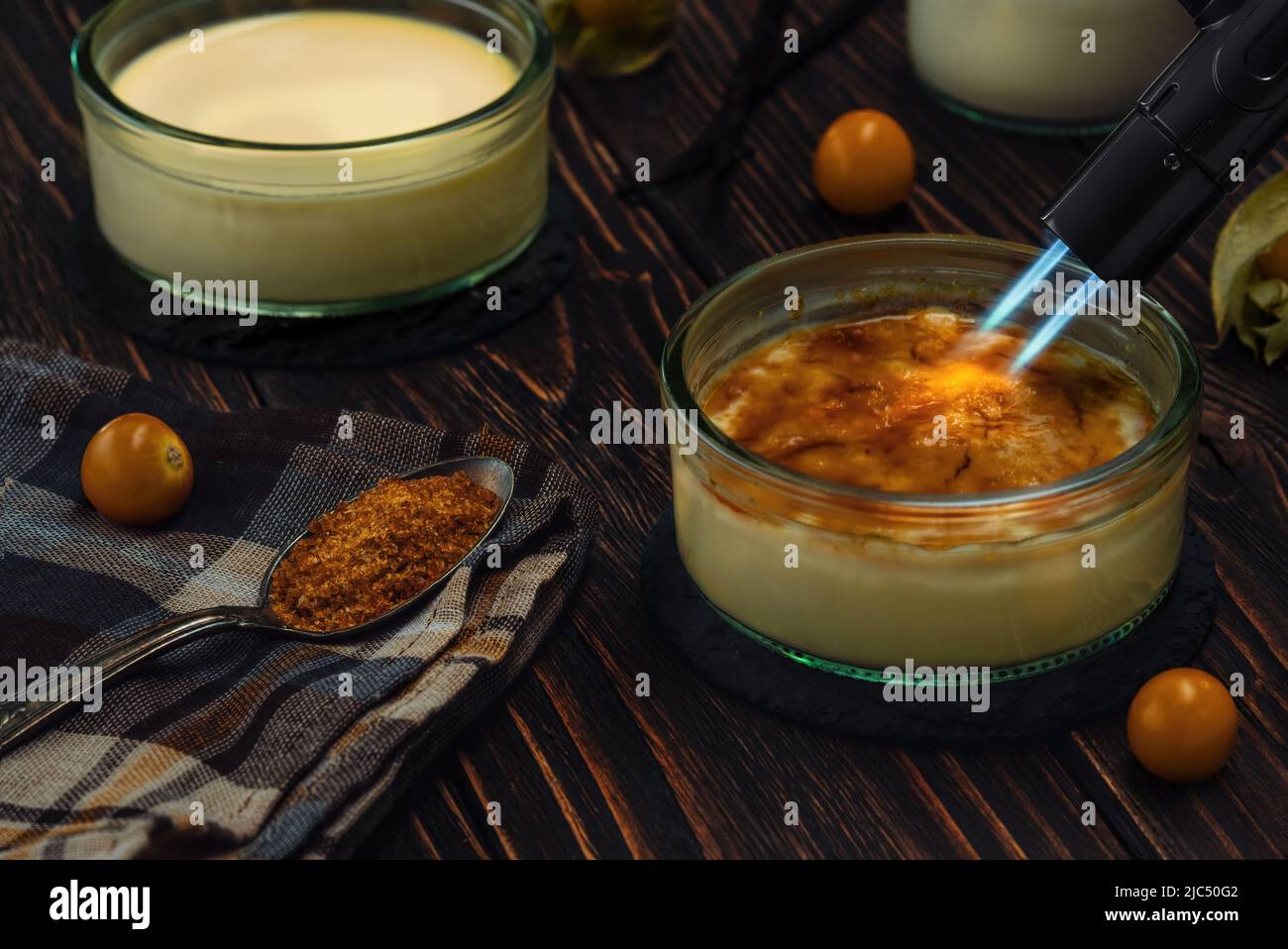 Creme brulee, dolce dessert francese con crosta di zucchero caramellato. Foto Stock