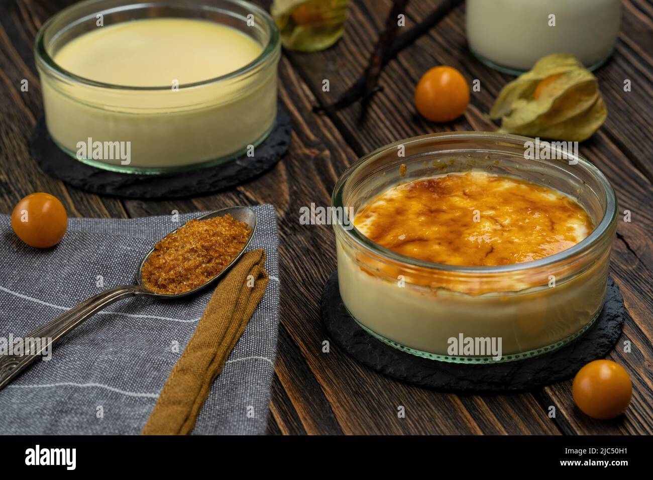 Creme brulee, dolce dessert francese con crosta di zucchero caramellato. Foto Stock