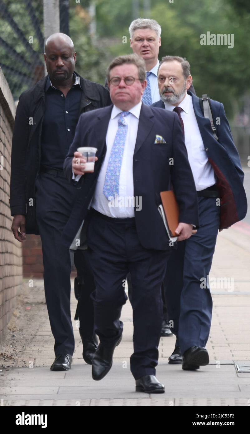 Il driver Alfred Dorris (a sinistra) arriva a Croydon Magistrates Court per la prima udienza di corte nel Croydon tram crash persecution. Data foto: Venerdì 10 giugno 2022. Foto Stock