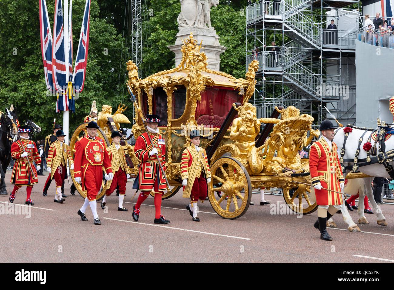 5 giugno 2022 - la vettura d'oro della regina Elisabetta II si muove lungo il centro commerciale a Londra durante il Pageant del Giubileo del platino Foto Stock