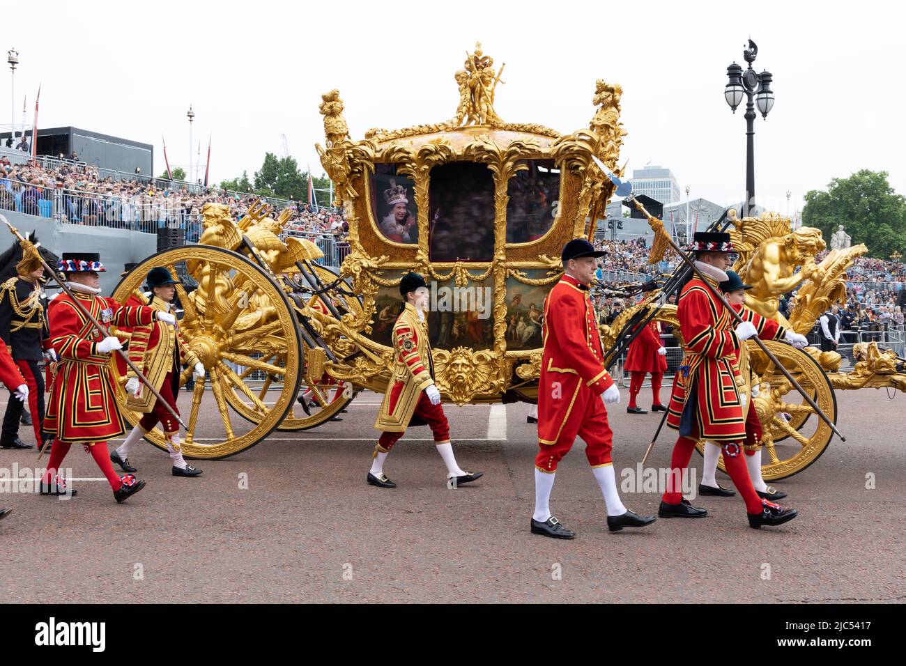 5 giugno 2022 - la vettura d'oro della regina Elisabetta II si muove lungo il centro commerciale a Londra durante il Pageant del Giubileo del platino Foto Stock
