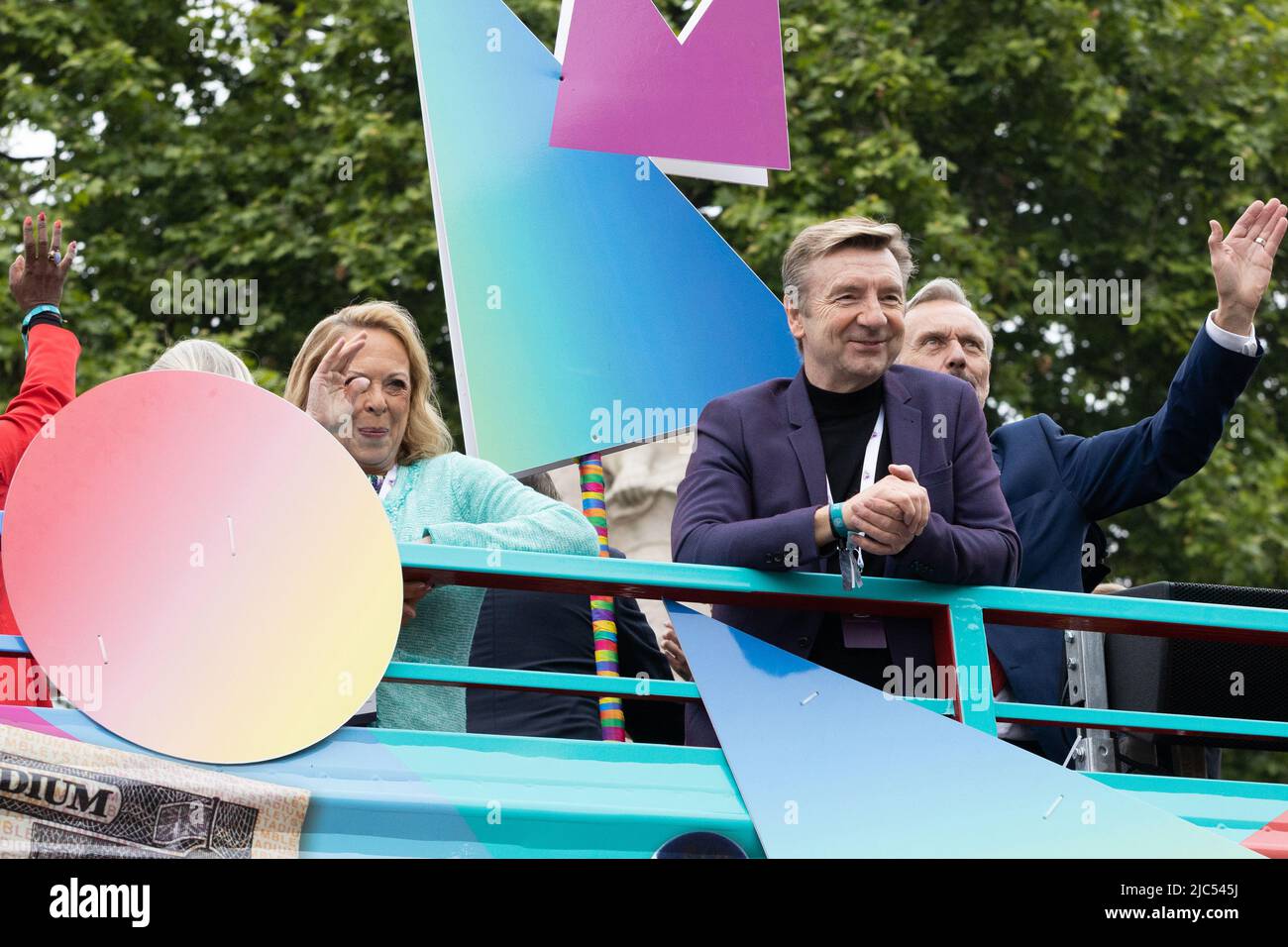 5th Giugno 2022 - Jane Torvill e Christopher Dean viaggiano in autobus scoperto lungo il Mall di Londra durante il Platinum Jubilee Pageant della Regina Elisabetta Foto Stock
