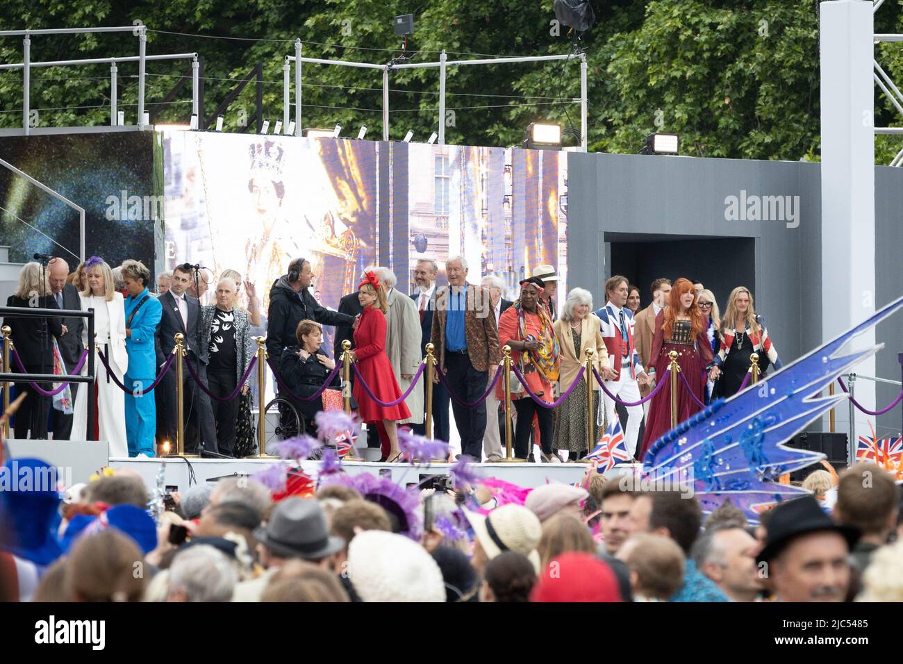 5th giugno 2022 - celebrità britanniche si allineano sul palco alla Queen Elizabeth II Platinum Jubilee Pageant sul Mall di Londra, Regno Unito Foto Stock