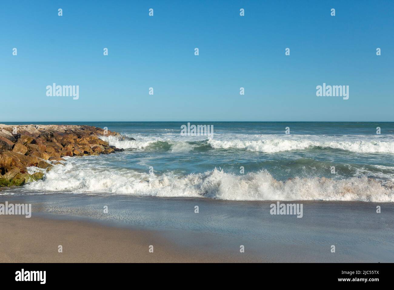 Frangiflutti rocciosi sulla spiaggia di mar del plata, Argentina Foto Stock