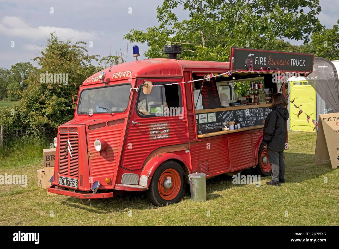 Vecchio cetriolo rosso d'epoca Citroen convertito in mobili rinfreschi van Cotswolds UK Foto Stock