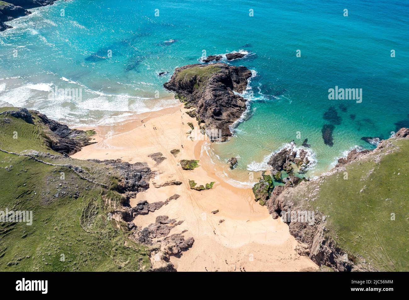 Vista aerea della spiaggia di Murder Hole, ufficialmente chiamata Boyegheet Bay nella contea di Donegal, Irlanda. Foto Stock