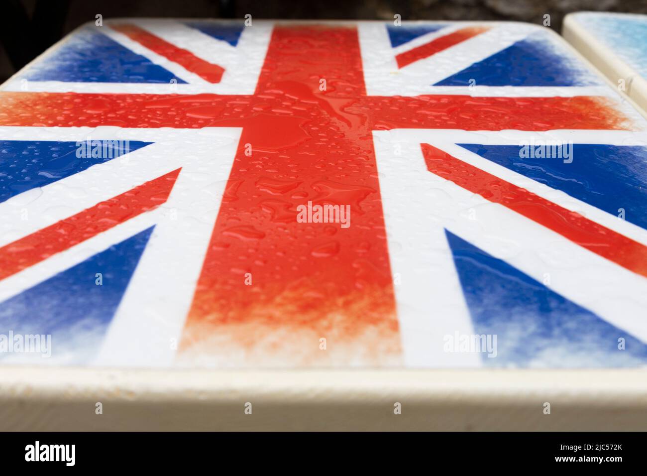 Bandiera del Regno Unito (Union Jack) sulla superficie dei tavoli Foto Stock