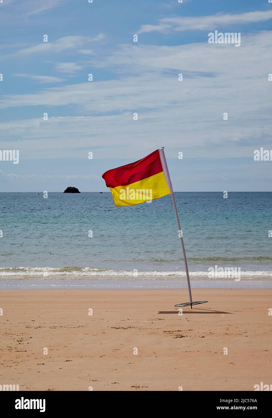 Bandiere di bagnino su una spiaggia di maglia in estate.2 Foto Stock