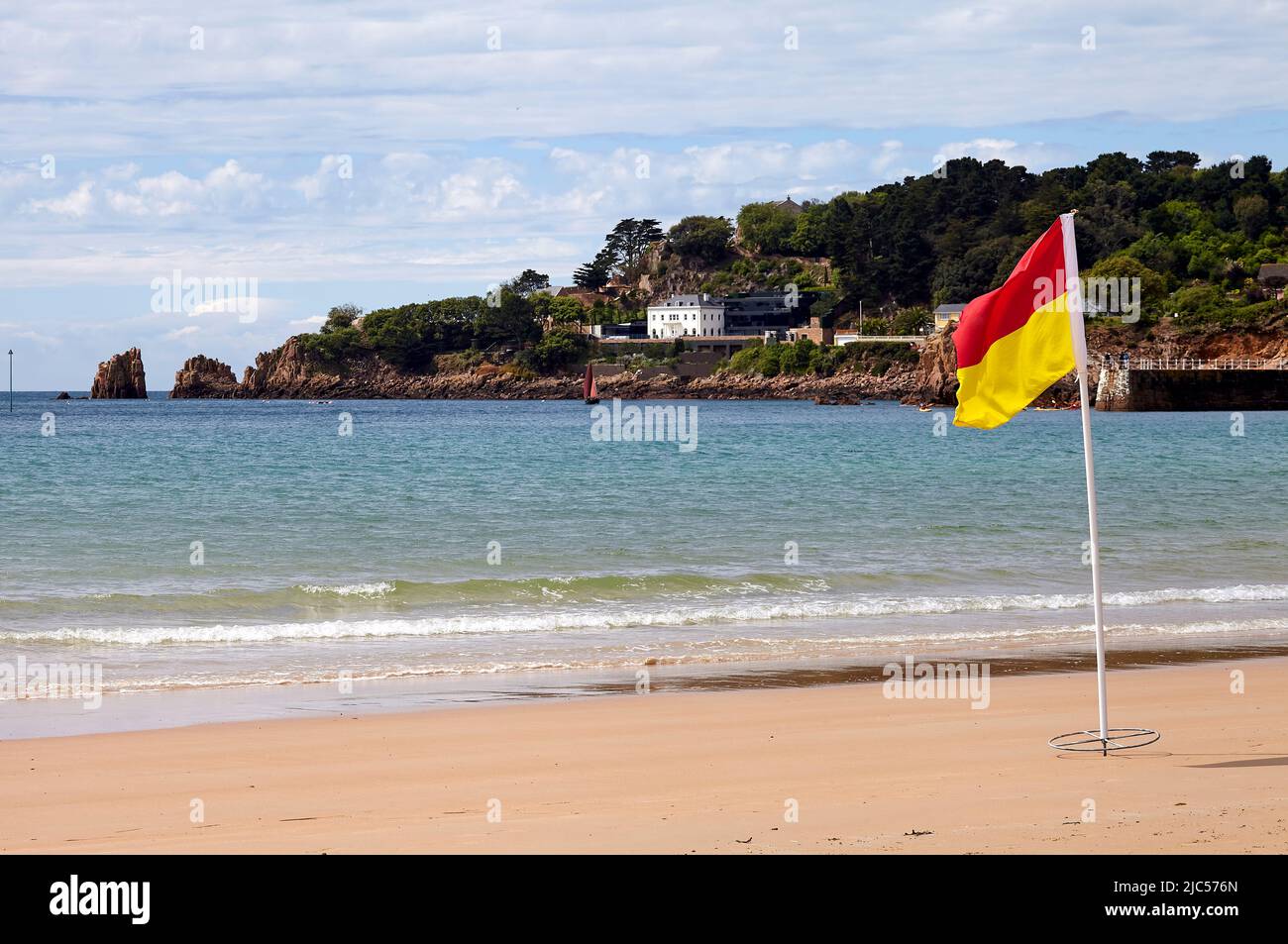 Bandiere di bagnino su una spiaggia di maglia in estate.1 Foto Stock