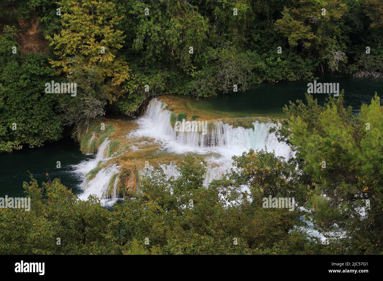 CROAZIA - 9 SETTEMBRE 2016: Questa è una delle cascate della cascata Skradin Buk sul fiume Krka nella Riserva Naturale Nazionale di Krka. Foto Stock