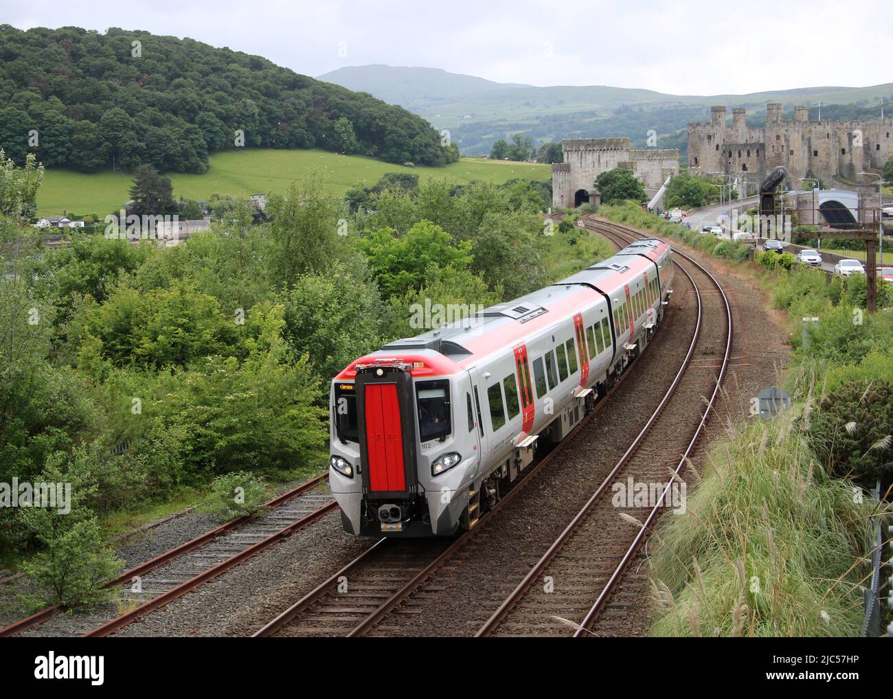 Trasporto per il Galles nuova classe 197 Civity dmu sulla North Wales Coast Line tra Llandudno Junction e Conwy giovedì 9th giugno 2022. Foto Stock