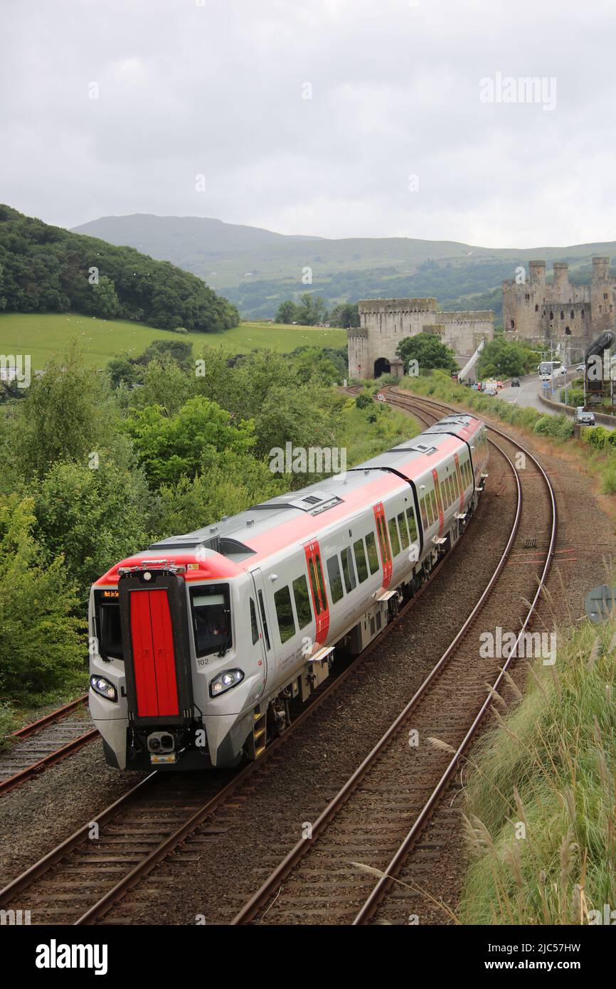 Trasporto per il Galles nuova classe 197 Civity dmu sulla North Wales Coast Line tra Llandudno Junction e Conwy giovedì 9th giugno 2022. Foto Stock