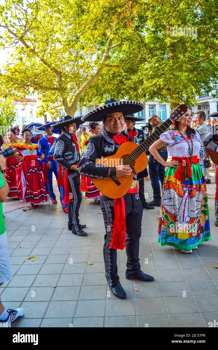 Ballerini messicani vestiti con splendidi e colorati costumi luminosi che si esibiscono al Street procession 23rd International Folklore Festival, Varna Bulgaria 2014 Foto Stock