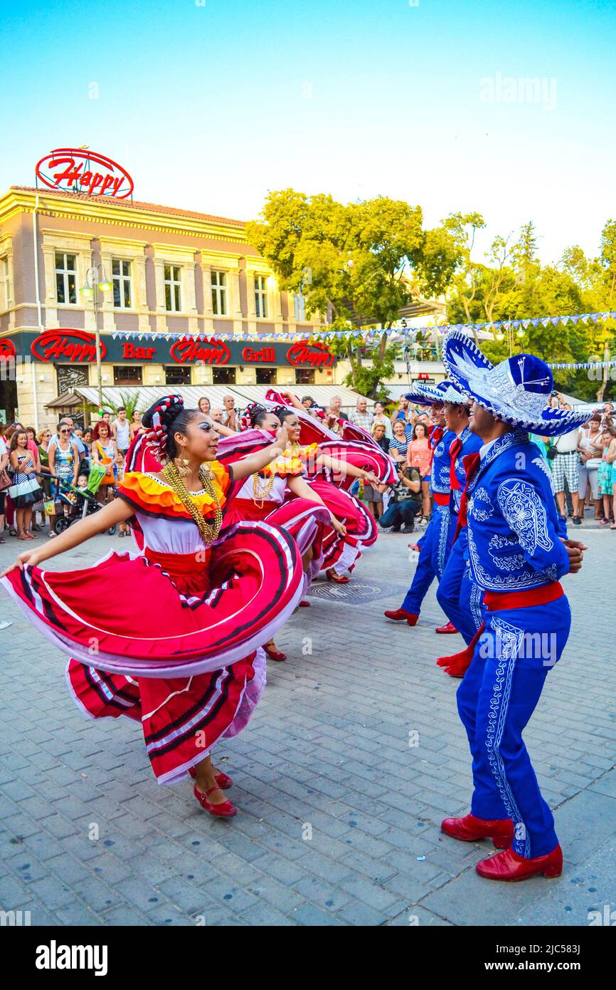 Ballerini messicani vestiti con splendidi e colorati costumi luminosi che si esibiscono al Street procession 23rd International Folklore Festival, Varna Bulgaria 2014 Foto Stock