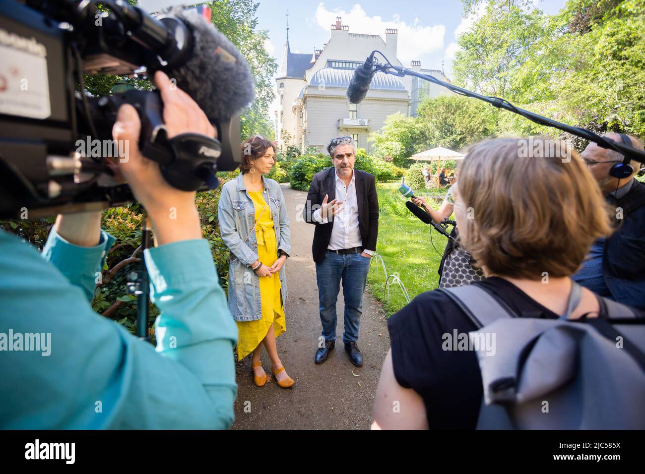 Berlino, Germania. 10th giugno 2022. Deniz Yücel, giornalista, e Eva Menasse, scrittore, parlano con i giornalisti della Literaturhaus Berlin. Yücel vuole fondare il suo proprio offshoot dell'associazione dei produttori DI PENNE con circa 230 altri autori. Credit: Christoph Soeder/dpa/Alamy Live News Foto Stock