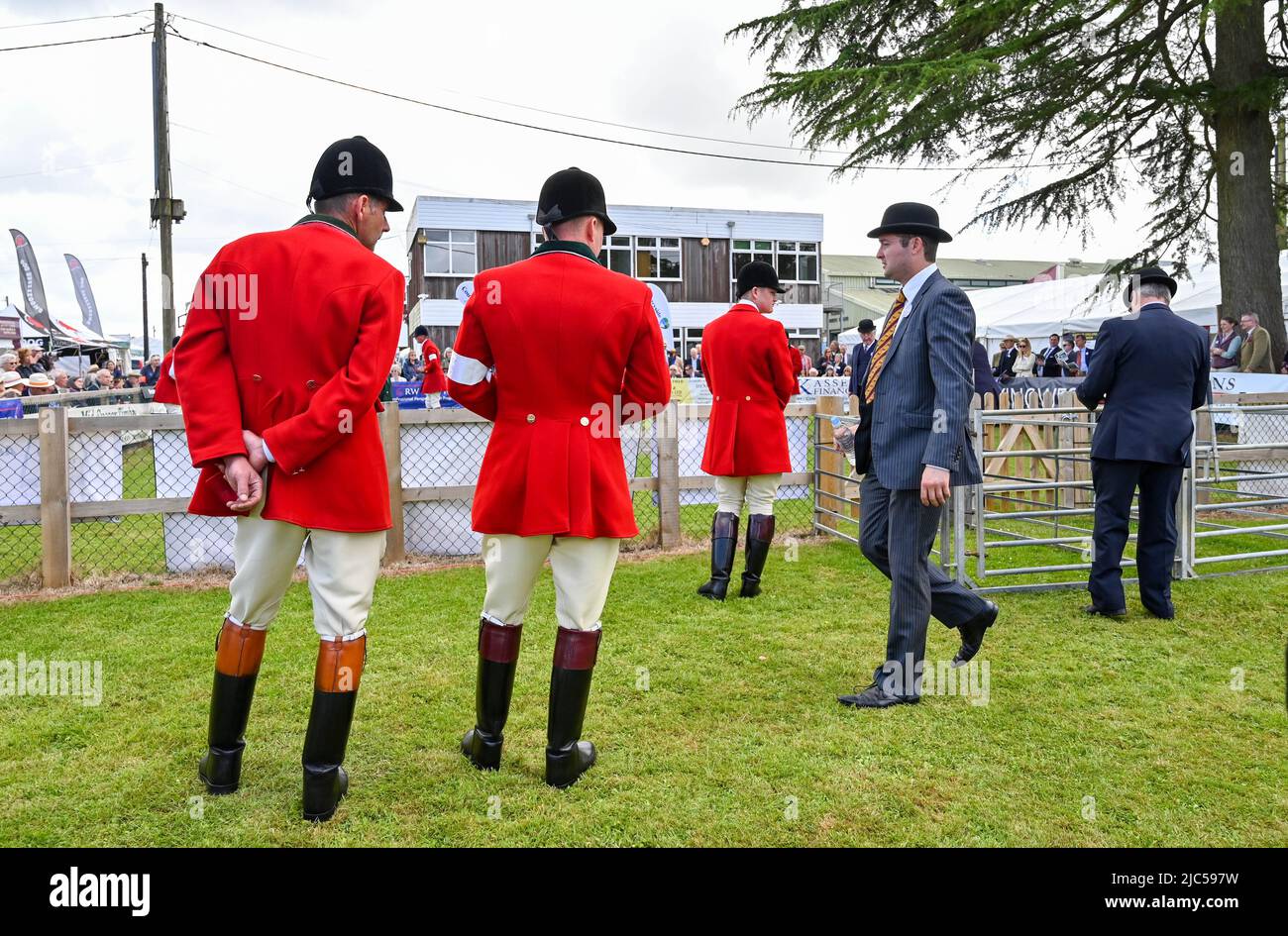 Brighton, Regno Unito. 10th giugno 2022. I membri della Hounds in Red in questo anno South of England Show tenuto presso l'Aringly Showground in Sussex UK . Lo show celebra il meglio dell'agricoltura britannica in tre giorni : Credit Simon Dack/Alamy Live News Foto Stock