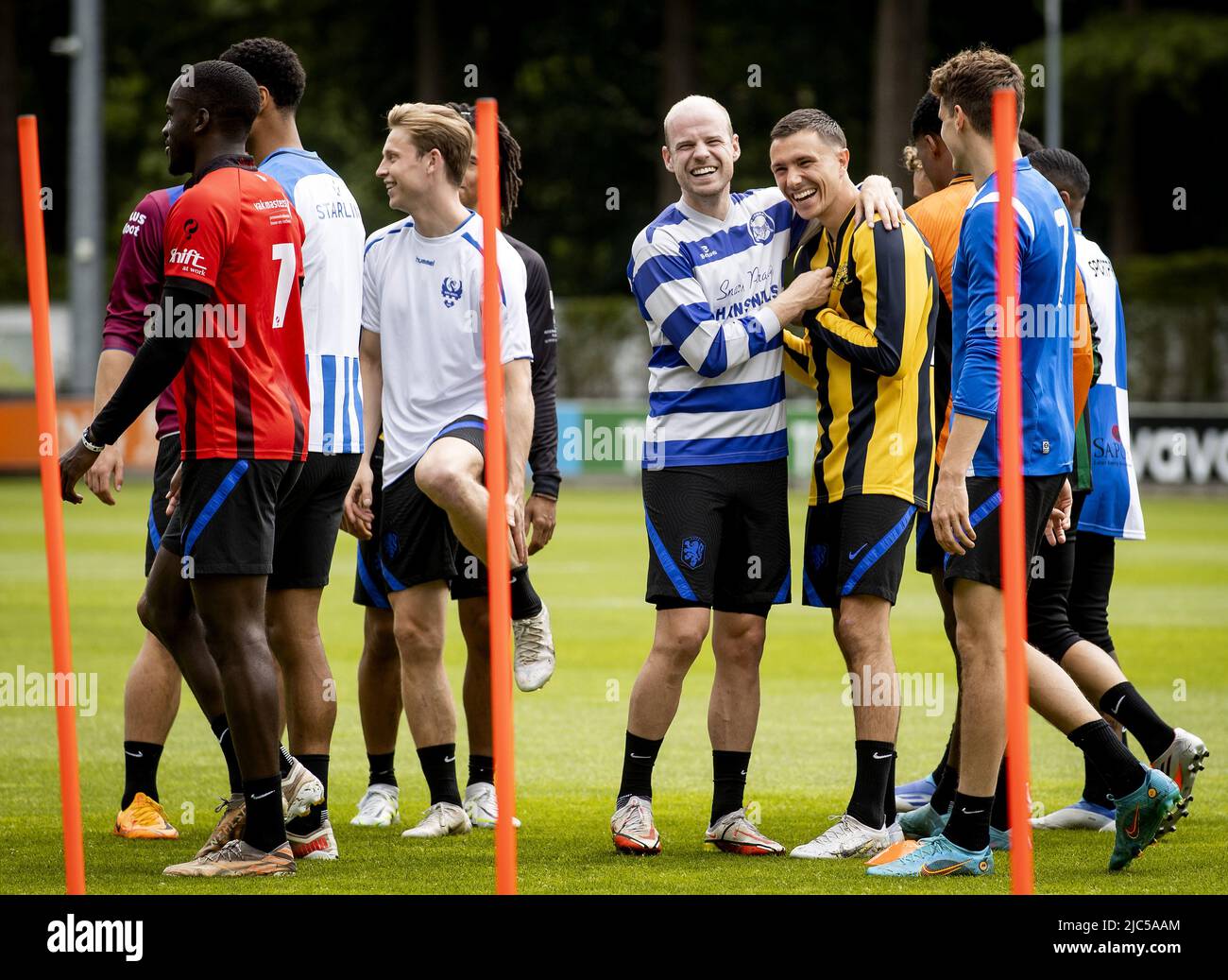 2022-06-10 12:12:53 ZEIST - Frenkie de Jong, Davy Klaassen e Steven Berghuis della nazionale olandese indossano la camicia del loro ex club amatoriale durante il riscaldamento prima dell'allenamento. Con questa ode per la maglia amatoriale, la squadra Orange inizia il fine settimana della Football Day nazionale. ANP KOEN VAN WEEL netherlands OUT - belgium OUT Credit: ANP/Alamy Live News Foto Stock