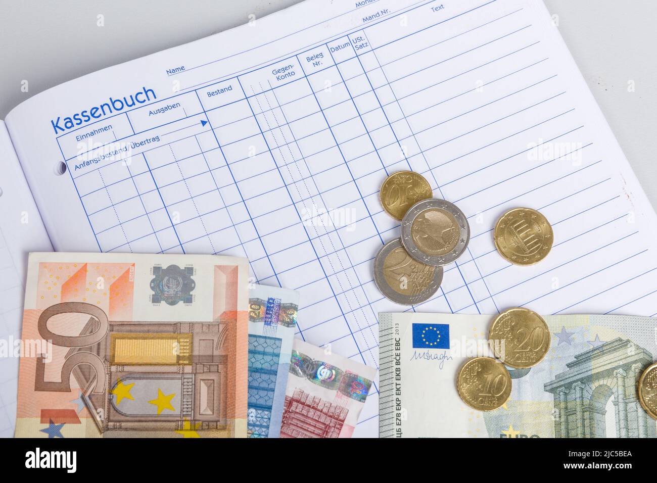 una cassa piena di soldi e un giornale di cassa Foto Stock