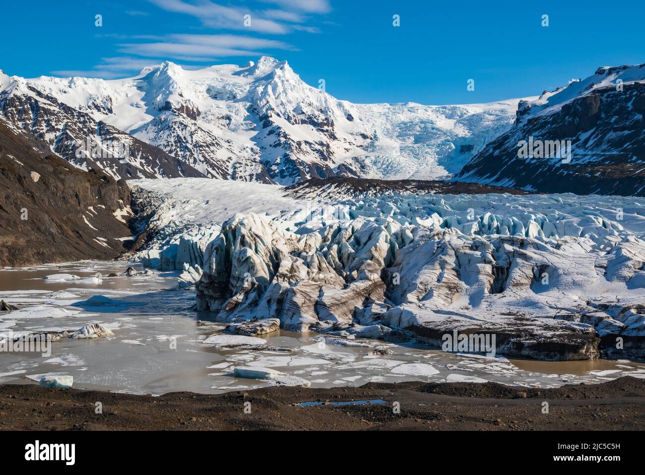 Vista panoramica del possente ghiacciaio Svínafellsjökull sotto un cielo azzurro, Skaftafell, Parco Nazionale di Vatnajökull, Islanda Foto Stock