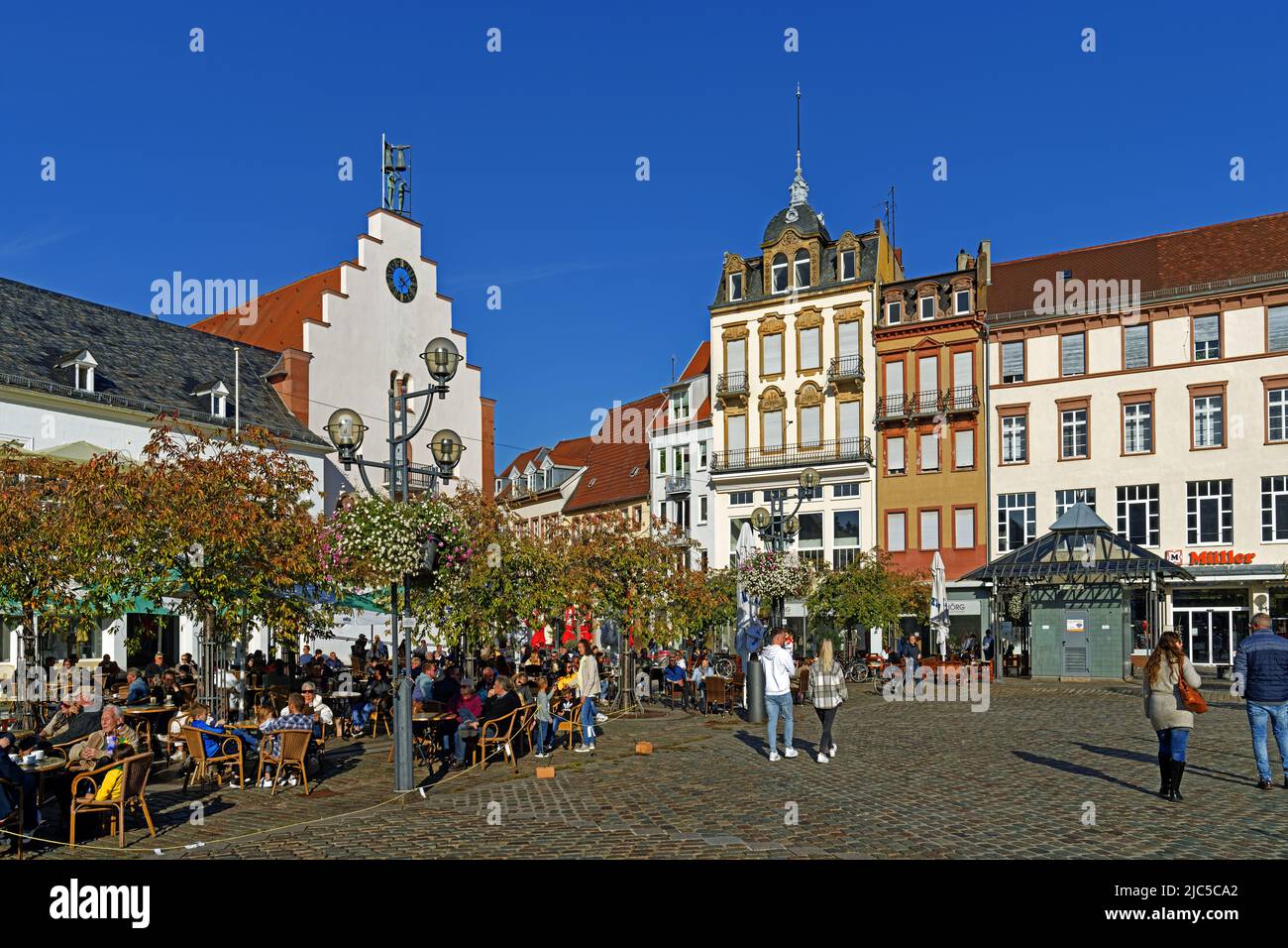 Ehemaliges stätisches Kaufhaus, Uhr, Glockenspiel, Laterne, Blumenampel, Straßenszene Foto Stock